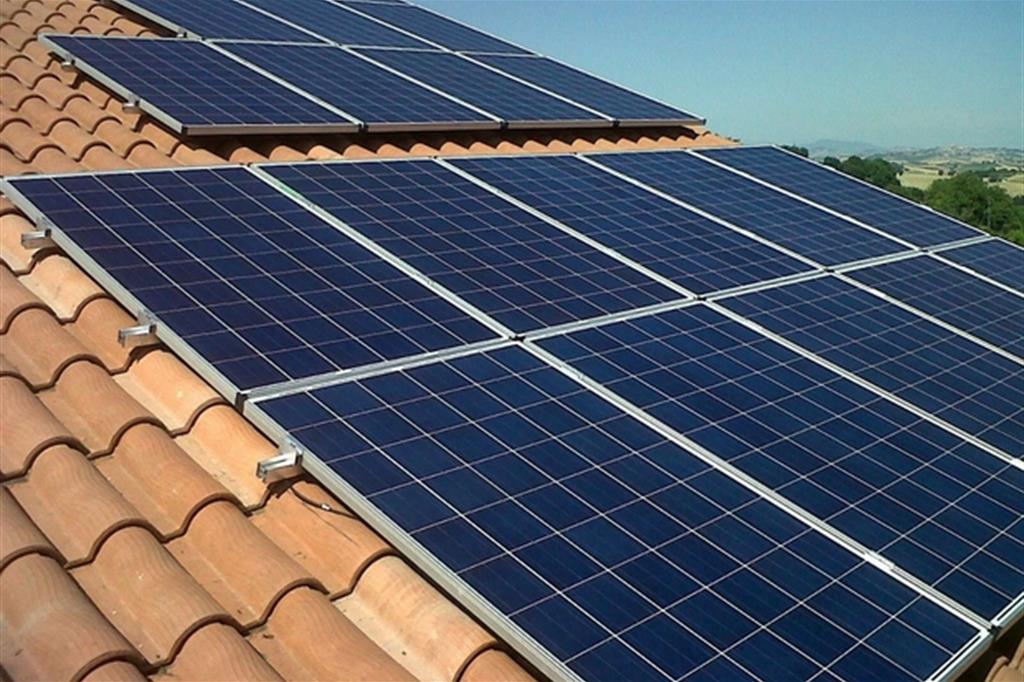 Dettaglio di moduli fotovoltaici installati da Futuro Immobiliare su un tetto a falda